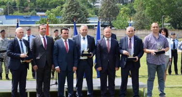 Признание за тројца полицајци кои ги бранеа Заев и Спасовски