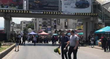 Тезгаџии ја блокираа улицата на Бит Пазар по интервенција на полиција