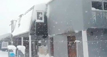 (ВИДЕО) НЕВРЕМЕ ВО ЕВРОПА: Снег затрупа една земја