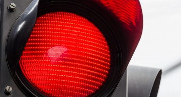 МВР: 47 возачи вчера возеле пребрзо, четворица поминале на црвено светло