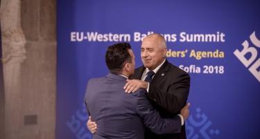 (ФОТО) Заев во прегратка на Борисов