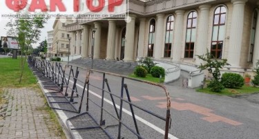 (ФОТО) Зошто се поставува ограда пред судот?