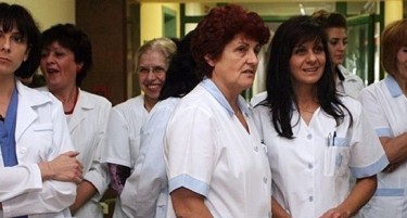 Медицински сестри го опколиле Заев