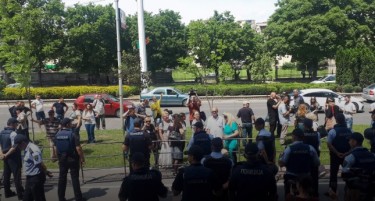 Поддржувачи на Груевски протестираа пред судот