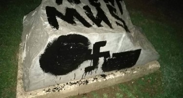 Погрдни графити и кукаст крст на спомен плочата на Тито во Куманово