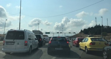 ПОМИНА ПРАЗНИКОТ, СИТЕ ИТААТ КОН ДОМА: Еве колку се чека на граница