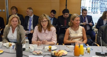 Могерини од Брисел испрати добра вест за преговорите Атина-Скопје
