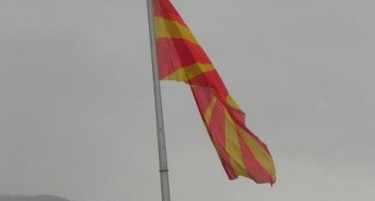 Полицаец сакал непрописно да постави знаме во Битола, колеги го привеле