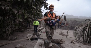 (ВИДЕО) Над 25 луѓе меѓу кои и деца загинаа при ерупција на вулкан