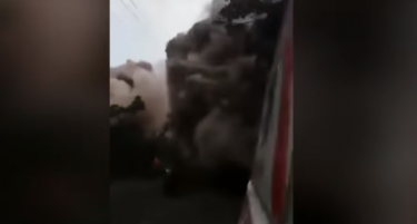 (ВИДЕО) Вулканска пепел „проголта“ камион