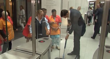 (ВИДЕО) Холандскиот премиер чистеше истурено кафе со џогер, чистачките му фаќаа сеир