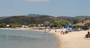 ИМЕТО НЕ ГО ДАВАМЕ, АМА ЏЕБОВИТЕ ЌЕ ИМ ГИ НАПОЛНИМЕ: Ни спорот со името, ни протестите не се пречка за одмор во Грција