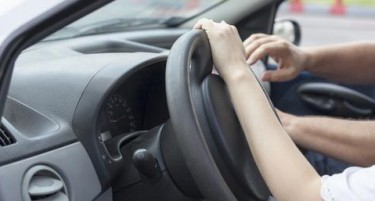 Почетник со авто-школа прегазил мотоциклист, кој се бори за живот