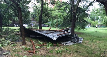 (ФОТО) Невремето во Скопје „летна“ и кров од зграда