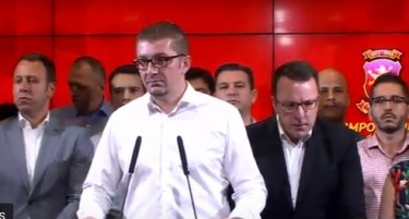 Мицкоски: Во грчките медиуми во 13 точки ја има објаснето капитулацијата на Македонија