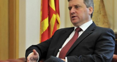 Заев и Димитров му го доставија договорот-Иванов им свртел грб