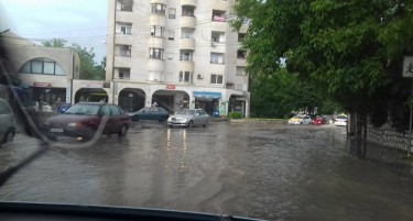 (ФОТО) Силно невреме го зафати Скопје, паѓаше дожд и град