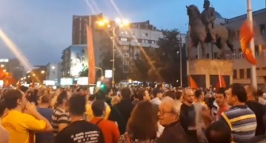 ВО ЖИВО: Стотици демонстранти пред Собранието со барање да не се менува Уставот и името