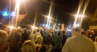 (ВИДЕО) Граѓаните ја пеат химната пред Собранието