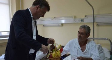 Шилегов на визита кај повредениот пожарникар