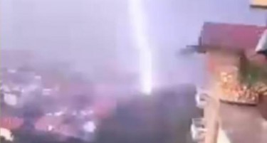 (ВИДЕО) Граѓани во Нови Пазар снимија удар на гром