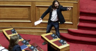 Хаос во Грчкиот парламент: Златна зора по повикот за пуч, отстранета од седница