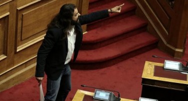 Пратеникот кој повика на воен пуч во грчкиот Парламент падна во реце на полицијата