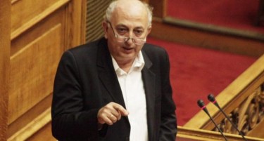 Грчки политичар ги советува Грците да го прочитаат Договорот