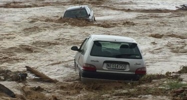 (ФОТО+ВИДЕО) ОБНОВЕНО: Поплавени улици и плажи во Грција