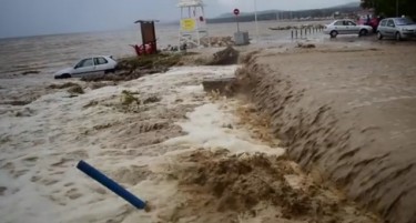 (ВИДЕО) Поплавите во Грција оставаат шокантни глетки: Автомобили пливаат во море
