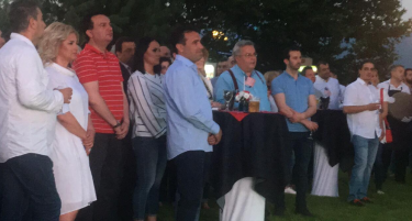 Премиерот Заев во фармерки на прием кај амбасадорот Бејли