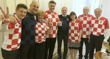 Хрватската Влада во дресови на седница