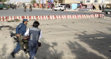 (ФОТО) СИЛНА ЕКСПЛОЗИЈА ПО СЛЕТУВАЊЕ НА ПОТПРЕТСЕДАТЕЛОТ: Загинати при напад на аеродром во Кабул