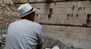 (ФОТО+ВИДЕО) ВАКВО НЕШТО НЕМАЛО СО ДЕЦЕНИИ: Камен од 100 килограми падна од Ѕидот на плачот