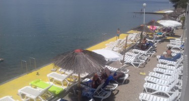 Охрид се полни само за викенди: Колку чинат лежалките на плажите