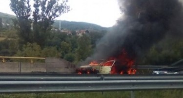 Се запали автомобил на патот Тетово - Скопје