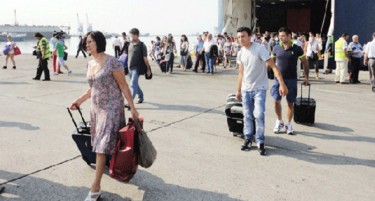 Рекорден број на траекти со албански иселеници пристигнаа во Драч