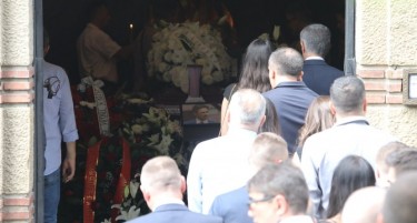 (ФОТО) Последен поздрав: Редици луѓе се збогуваат со убиениот адвокат Огњановиќ