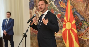 Доделување на сертификатите на учесниците во програмата „Ден со македонските водечки извршни директори