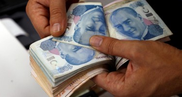 ЛИРАТА ВО ПАД: Како заканите на Трамп ја „зашеметија“ турската валута