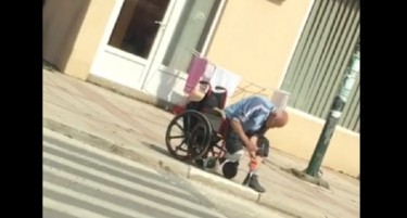 (ВИДЕО) ОВА ГО „ЗАПАЛИ“ РЕГИОНОТ: Дедо во количка урива тротоар