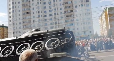 (ВИДЕО) Драма на воена парада во Русија: Вака изгледа кога ќе се преврти руски тенк