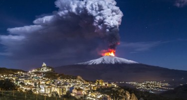 (ВИДЕО) ЕТНА СЕ РАЗБУДИ: Вулканот исфрла пелел, но луѓето не се евакуирани