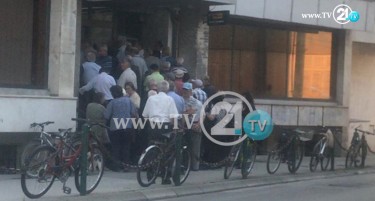 Пензионери се борат за подобра позиција во банка во Битола