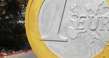 Џиновско евро кај скверот во Буњаковец