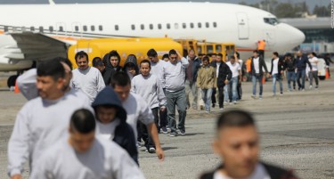 Владата најде на која агенција ќе и плаќа за да екстрадира емигранти со авионски летови