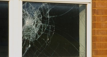 Тинејџерка фрлена од прозорец во скопско училиште