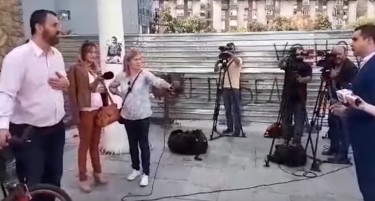 (ВИДЕО) Пратеник на СДСМ со велосипед влета во расправа со портпарол на ВМРО-ДПМНЕ пред новинари