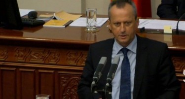 Вељаноски побрза да го „неутрализира“ Заев на говорница