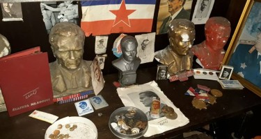 Струмички колекционер има цела соба стари предмети, повеќето со мотиви од Југославија